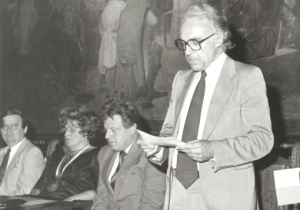 Jiří Jirmal předsedá porotě Československé kytarové soutěže v Kutné Hoře (1984)