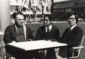 Jiří Jirmal na snímku debatuje s japonskými kolegy Ochim a Sazakim v přestávce mezi rozhlasovým natáčením v Saabrückenu