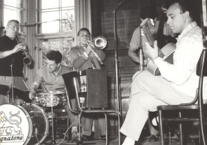 Ve studiu Pražského rozhlasu, před vídeňským festivalem, na který Jiřího Jirmala komunisté nepustili (1959)